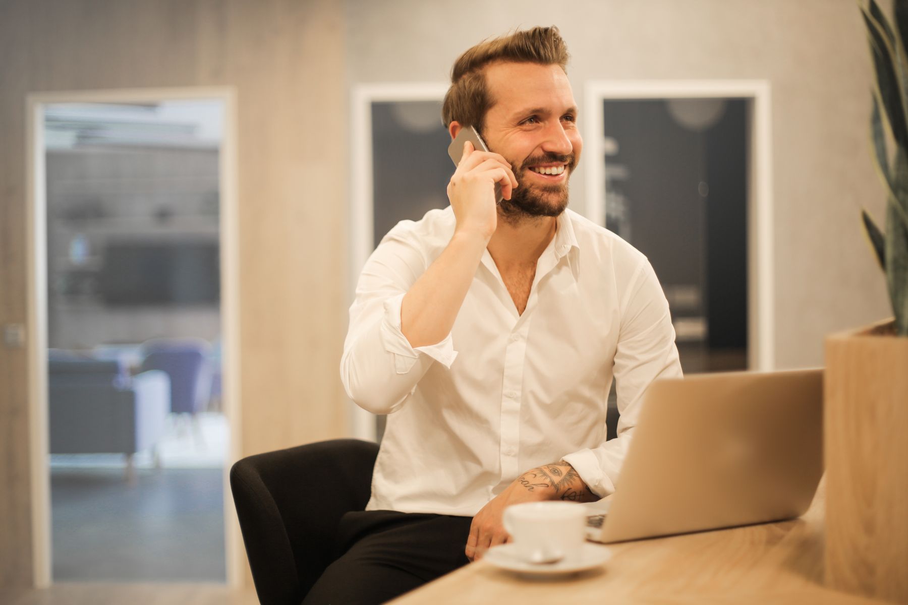 Cliente trabalhando com internet rápida