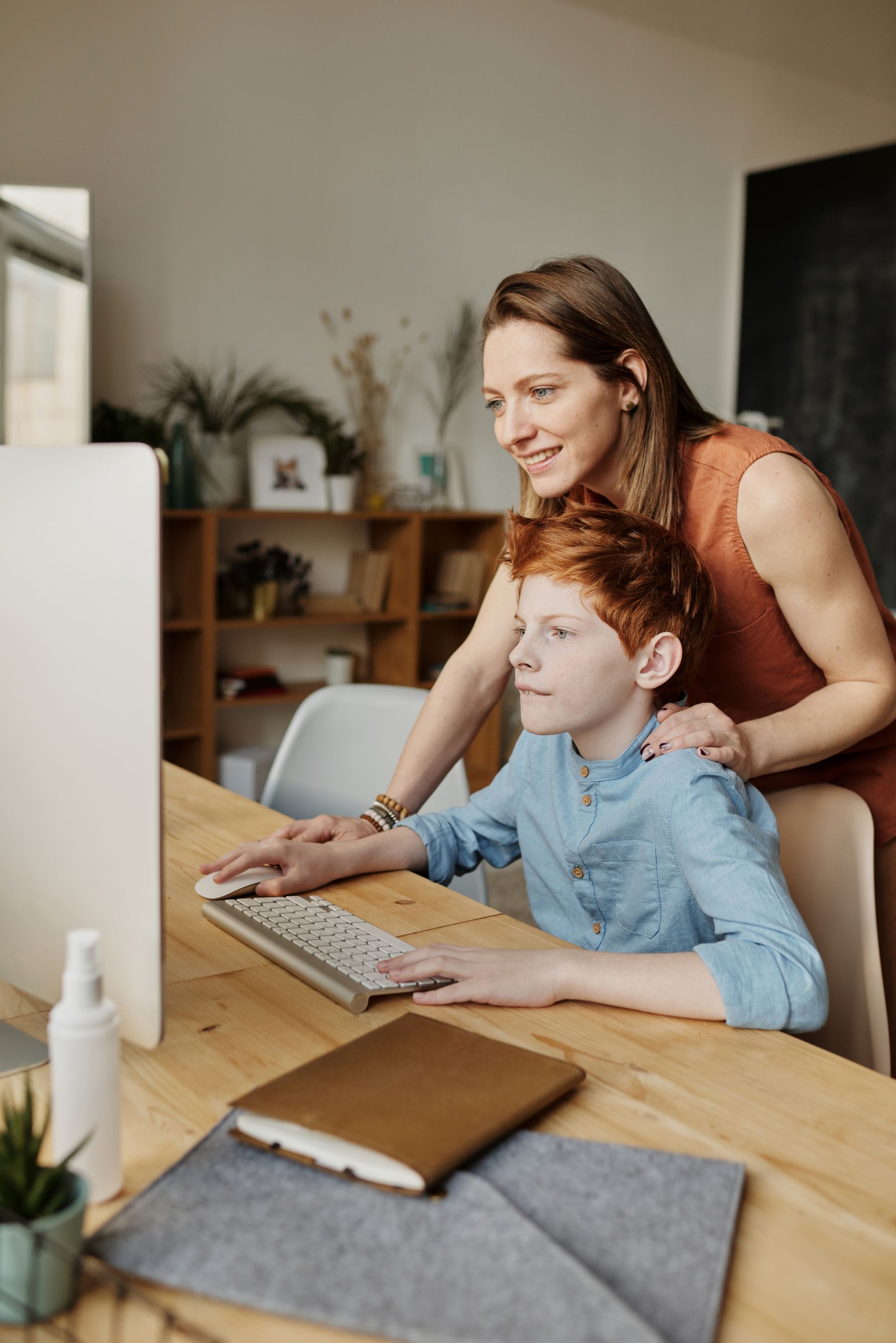 Família usando internet em casa
