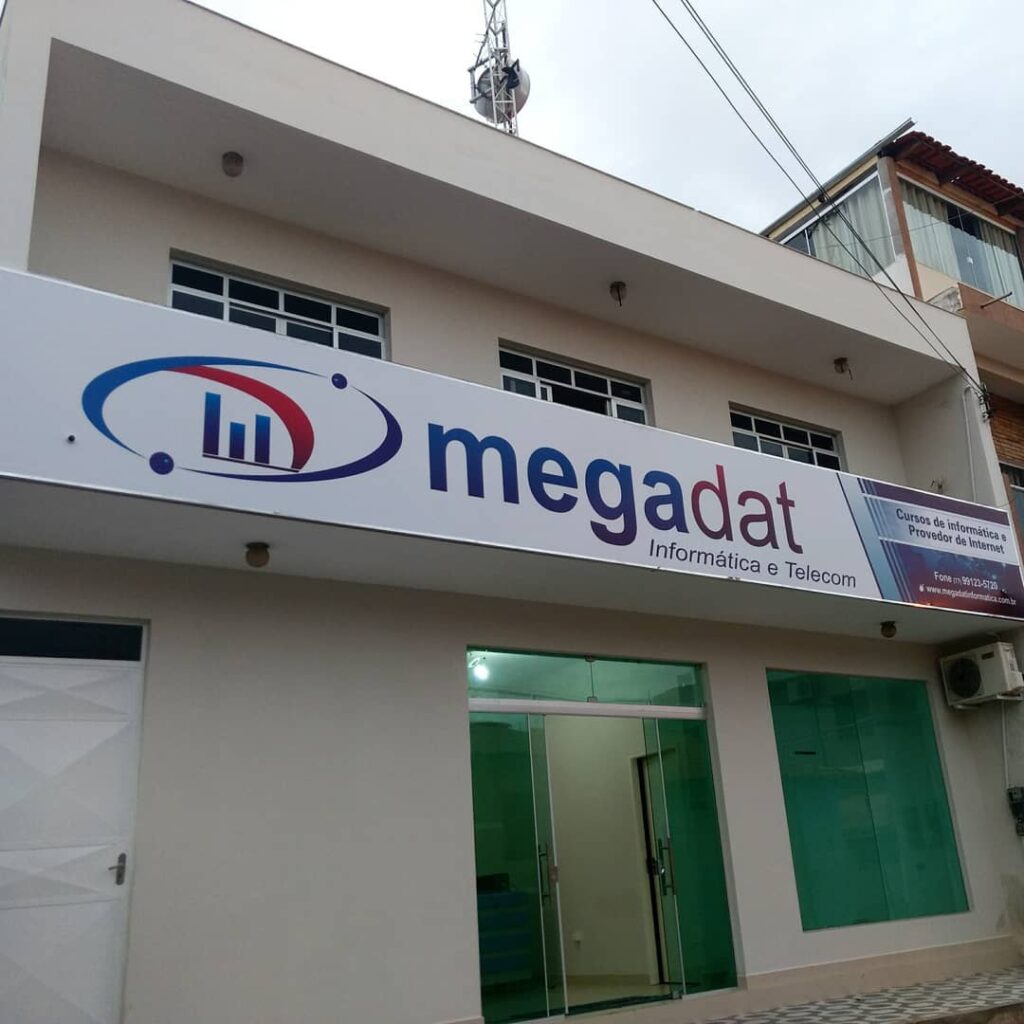 Fachada da MegaDat Informática e Telecom no Centro de Ibipitanga