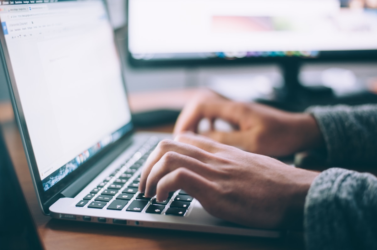 Pessoa trabalhando e estudando com internet rápida